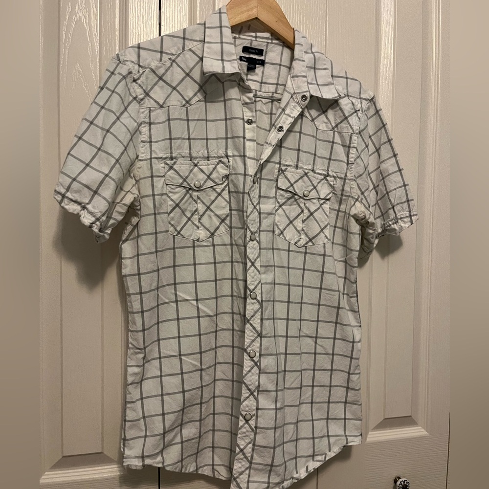Gap men’s snap front white and grey short sleeve shirt. Size L